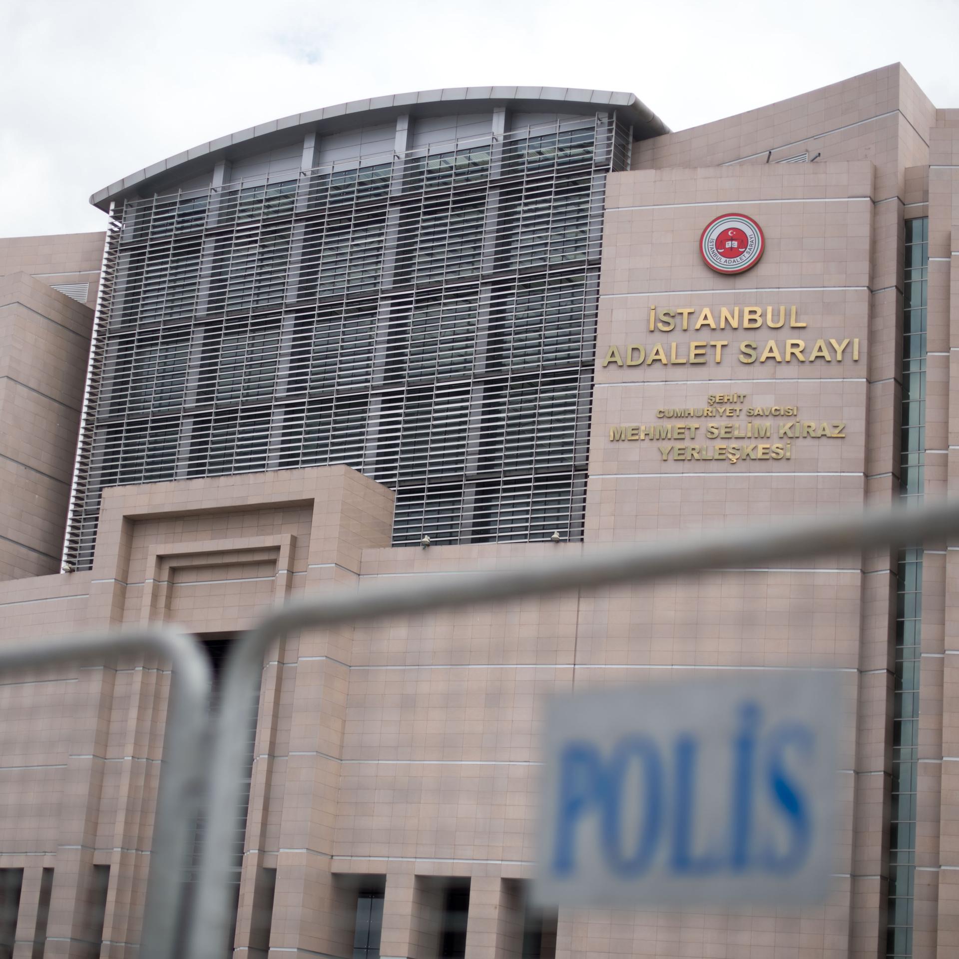 Das Istanbuler Gerichtsgebäude Caglayan, davor ist eine Polizeiabsperrung. 