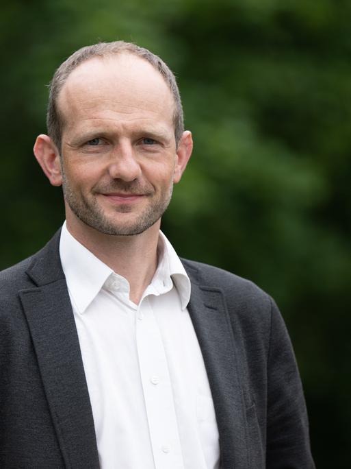 Stephan Meyer (CDU), Landtagsabgeordneter, steht nach einer Wahlkampfveranstaltung in einem Park, am 12. Juni 2022. Meyer tritt als Kandidat für die Landratswahl im Landkreis Görlitz an.