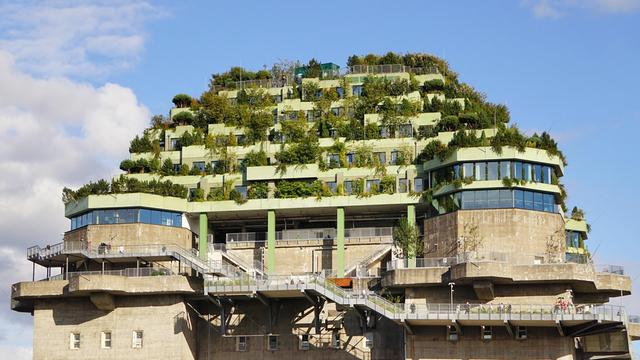 Auf einem ehemaligen Hochbunker in Hamburg sind moderne terrassenartige Etagen errichtet worden, die umfangreich begrünt sind. Auf einem ehemaligen Hochbunker in Hamburg sind moderne terrassenartige Etagen errichtet worden, die umfangreich begrünt sind.