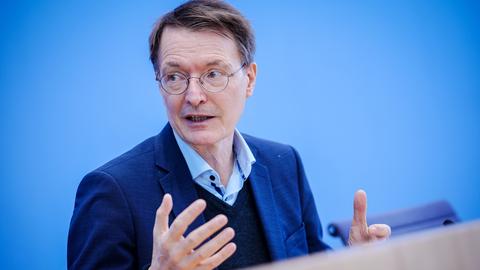 Karl Lauterbach (SPD), Bundesminister für Gesundheit, gibt eine Pressekonferenz zur aktuellen Corona-Lage.