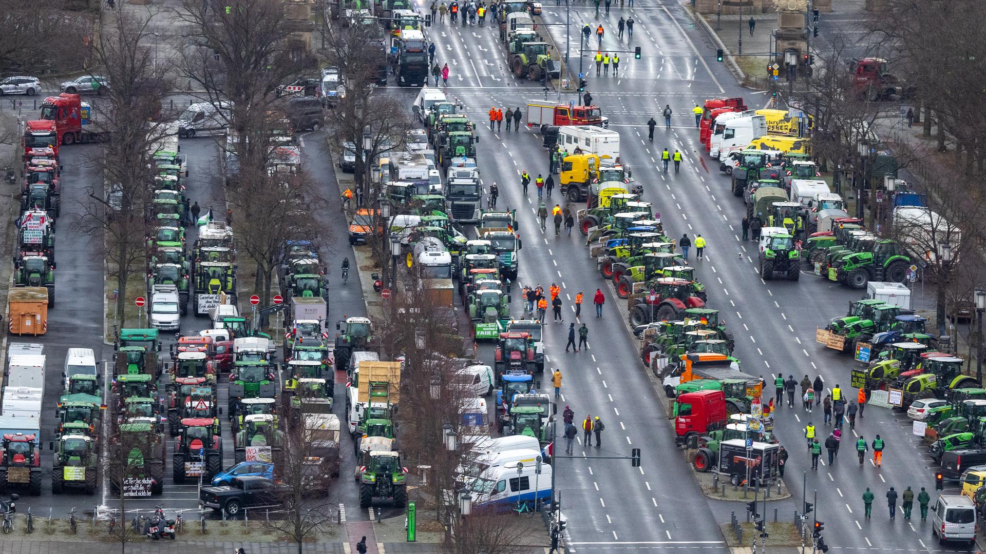 Zahlreiche Traktoren, Lastwagen und Autos stehen am Morgen auf der Straße des 17. Juni. Zahlreiche Traktoren, Lastwagen und Autos stehen am Morgen auf der Straße des 17. Juni.