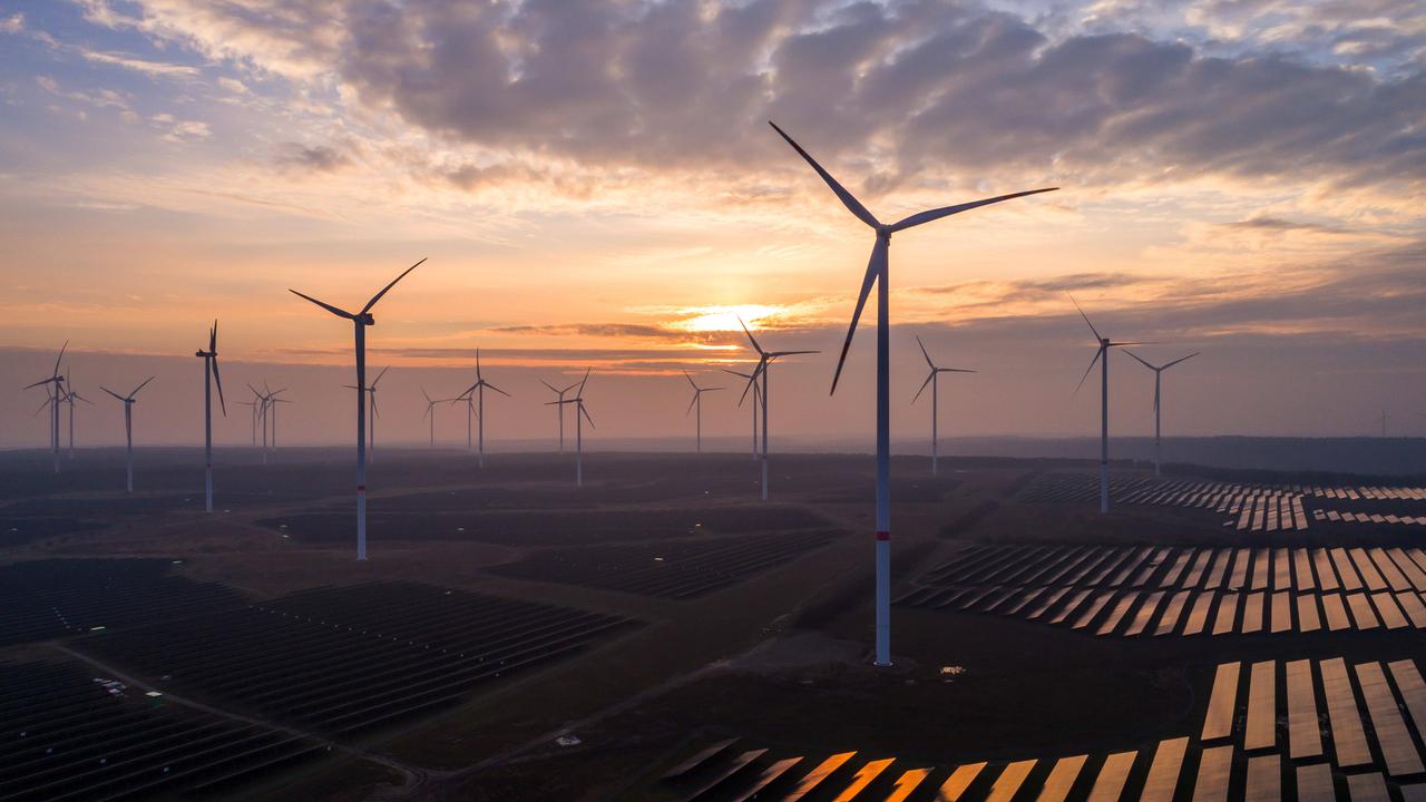 Solaranlagen und Windräder sind im Energiepark Lausitz bei Klettwitz bei Sonnenuntergang zu sehen. 