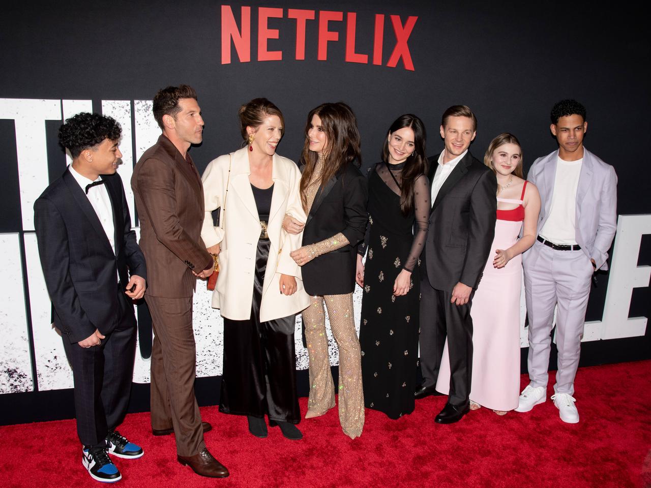 Premiere: Sandra Bullock (4. von links) mit Nora Fingscheidt (3. von llinks) und Cast bei der Premiere des Netflix-Films "The Unforgivable". 