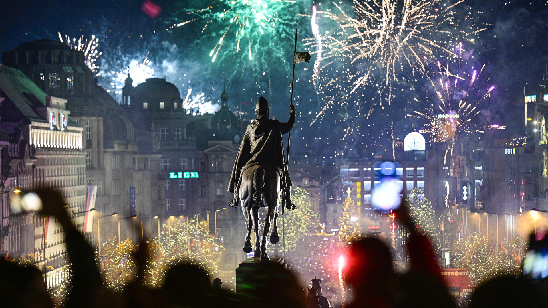 Feuerwerk über dem Prager Wenzelsplatz Feuerwerk über dem Prager Wenzelsplatz