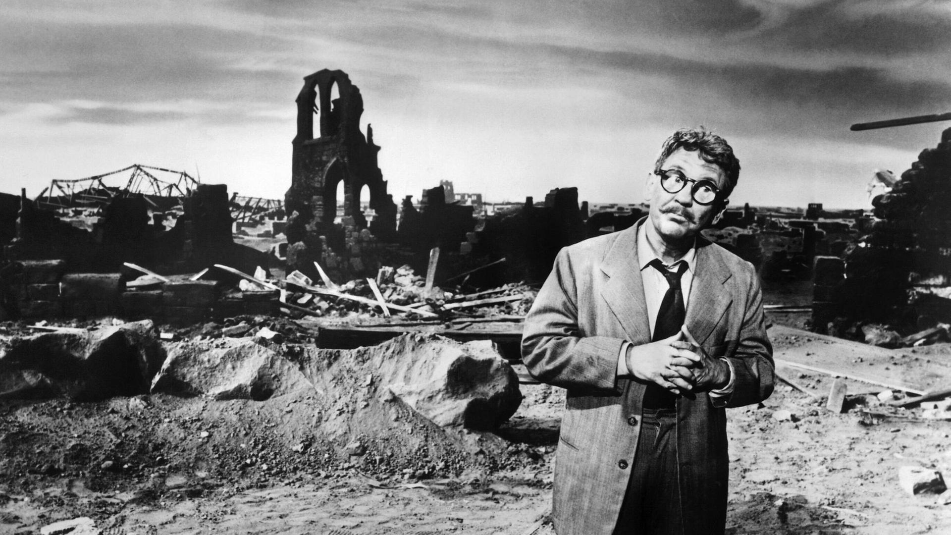 Burgess Meredith in einem postapokalyptischen Szenario der Folge "Time Enough at Last" aus der Serie "The Twilight Zone".