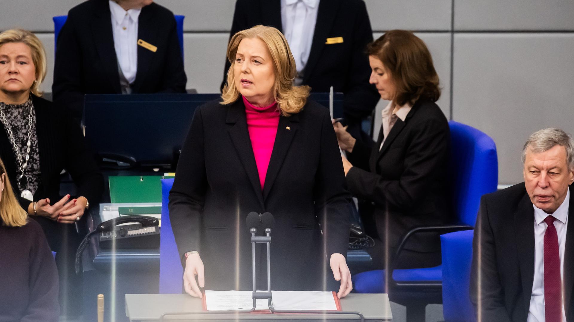 Bundestagspräsidentin Bärbel Bas (SPD, M) spricht im Plenum des Deutschen Bundestages einleitende Wort zum Mauerfall-Jubiläum. Bundestagspräsidentin Bärbel Bas (SPD, M) spricht im Plenum des Deutschen Bundestages einleitende Wort zum Mauerfall-Jubiläum.
