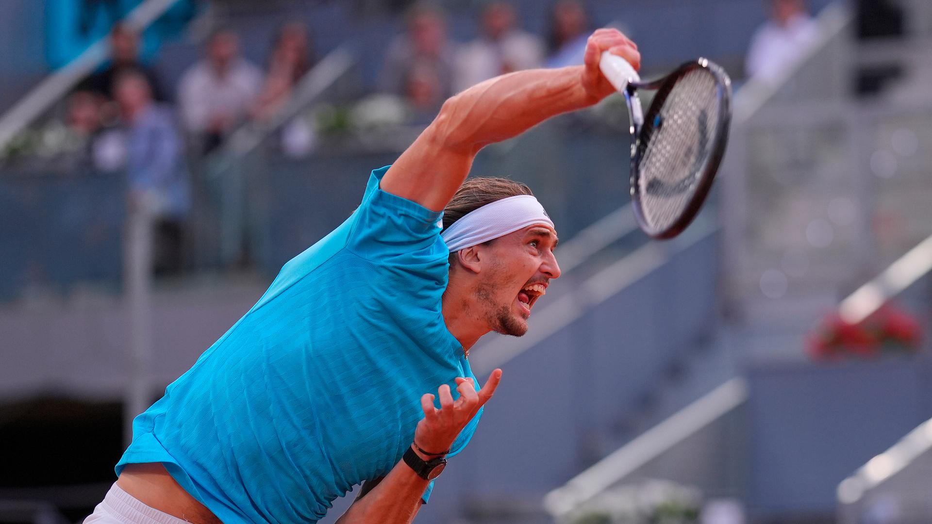 Tennisspieler Alexander Zverev bei einem kraftvollen Aufschlag.