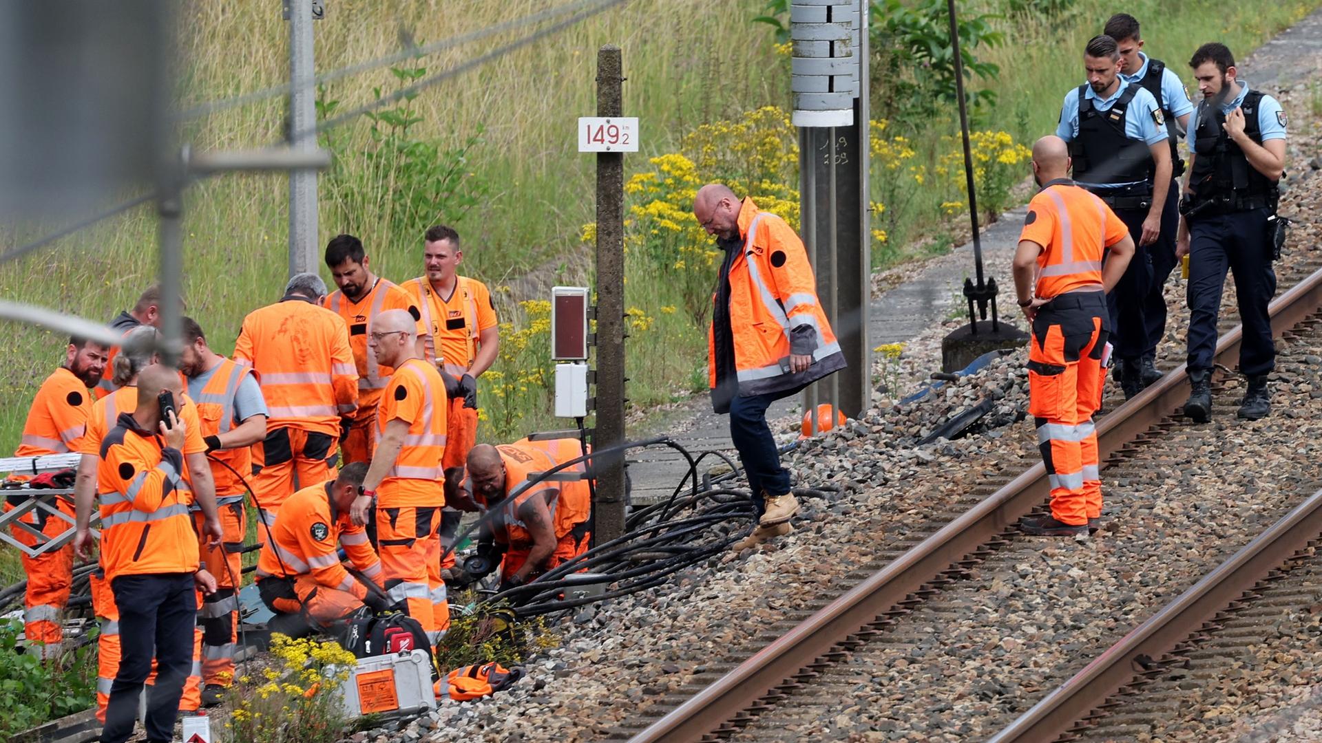 Frankreich, Croisilles: Mitarbeiter der SNCF und französische Gendarmen inspizieren den Tatort eines mutmaßlichen Anschlags auf das Hochgeschwindigkeitsnetz der Bahn.
