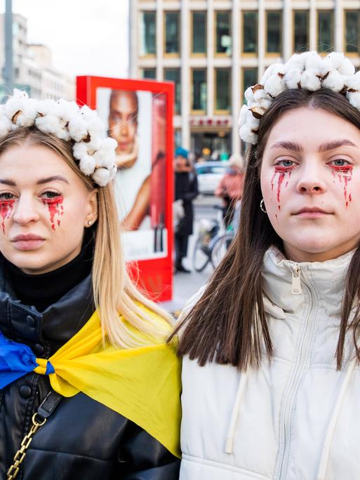 News Bilder des Tages February 19, 2023, BERLIN, Germany: February 19, 2023, Berlin, Germany: A group of Ukrainian activists organized a protest near the Berlinale 2023 Film Festival related to the War in Ukraine. BERLIN Germany - ZUMAb213 20230219_zip_b213_009 Copyright: xGrzegorzxBanaszakx