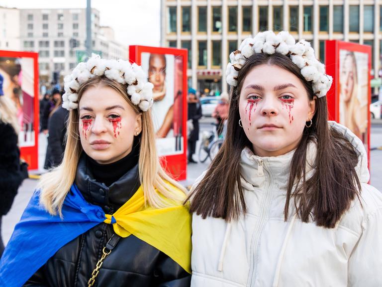 News Bilder des Tages February 19, 2023, BERLIN, Germany: February 19, 2023, Berlin, Germany: A group of Ukrainian activists organized a protest near the Berlinale 2023 Film Festival related to the War in Ukraine. BERLIN Germany - ZUMAb213 20230219_zip_b213_009 Copyright: xGrzegorzxBanaszakx