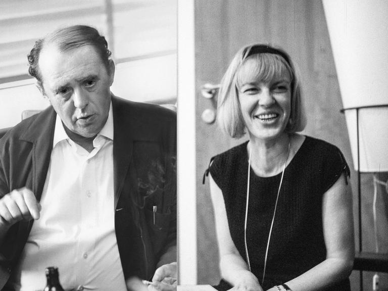 Der deutsche Schriftsteller Heinrich Böll und die österreichische Schriftstellerin Ingeborg Bachmann in einer Fotomontage nebeneinander