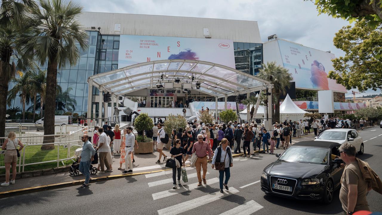Frankreich, Cannes: Menschen gehen am Palais des Festivals der 78. Internationalen Filmfestspiele vorbei.