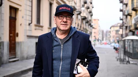 Kevin Spacey fotografiert bei einem Spaziergang durch die Turiner Innenstadt im Januar 2023.