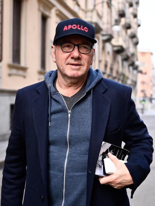 Kevin Spacey fotografiert bei einem Spaziergang durch die Turiner Innenstadt im Januar 2023.