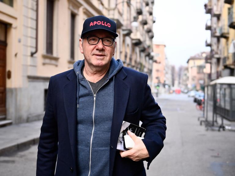 Kevin Spacey fotografiert bei einem Spaziergang durch die Turiner Innenstadt im Januar 2023.