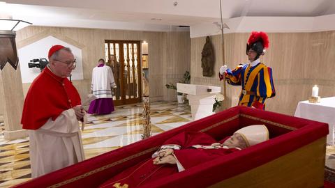Kardinal Pietro Parolin, Vatikanischer Staatssekretär, betet vor dem Leichnam von Papst Franziskus, der in seiner Privatkapelle im Vatikan aufgebahrt ist. 