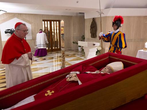 Kardinal Pietro Parolin, Vatikanischer Staatssekretär, betet vor dem Leichnam von Papst Franziskus, der in seiner Privatkapelle im Vatikan aufgebahrt ist. 