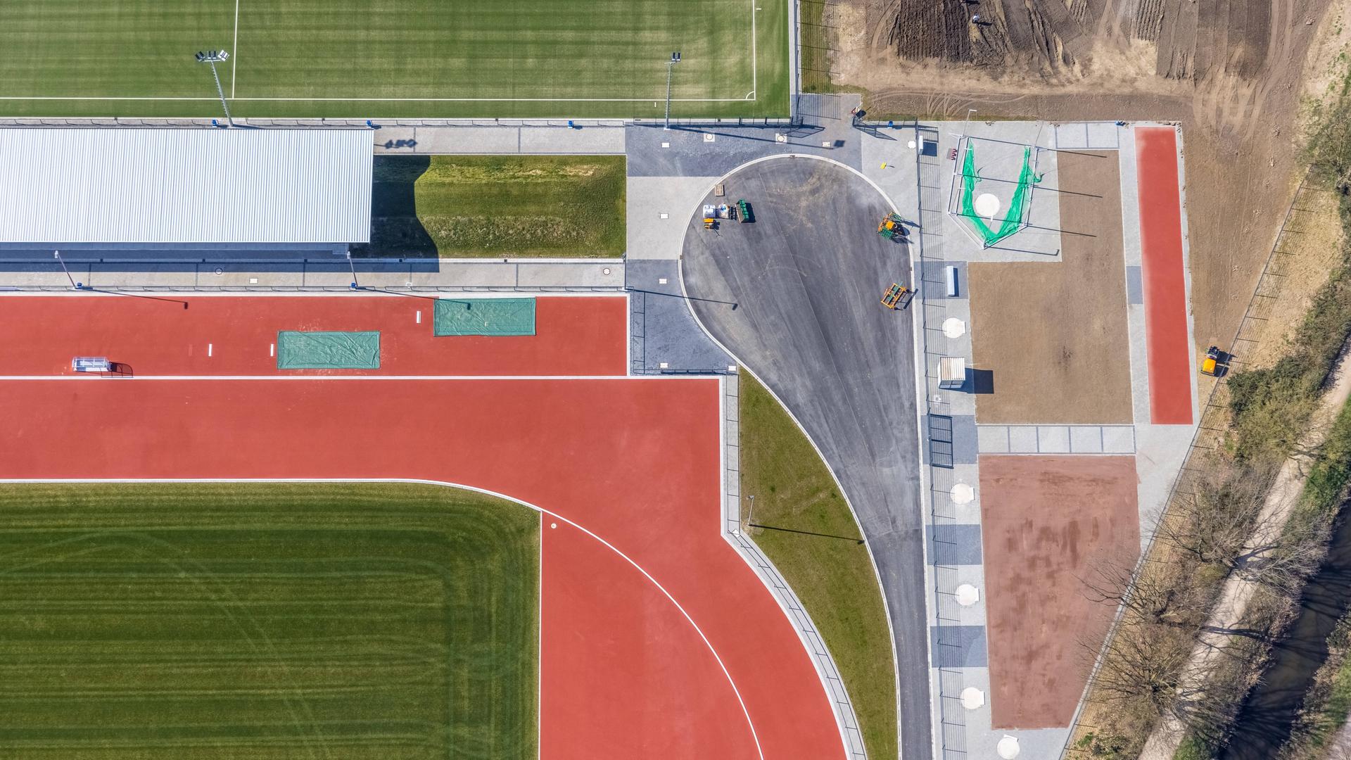 Luftbildaufnahme von der Baustelle für neue Fußballplätze und Sportanlage von einem Sportverein. 