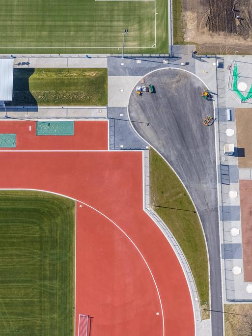 Luftbildaufnahme von der Baustelle für neue Fußballplätze und Sportanlage von einem Sportverein. 