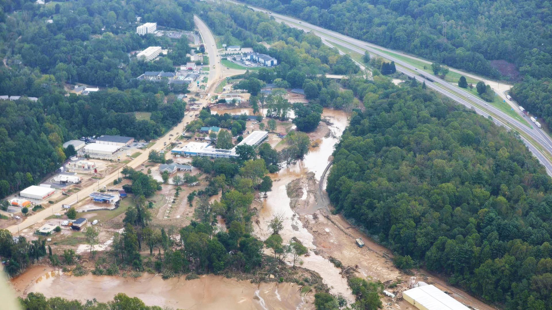 Luftaufnahme eines überfluteten Flusses im Westen von North Carolina.