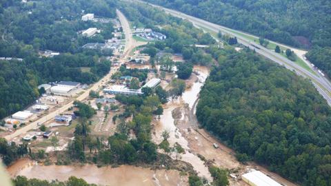 Luftaufnahme eines überfluteten Flusses im Westen von North Carolina.