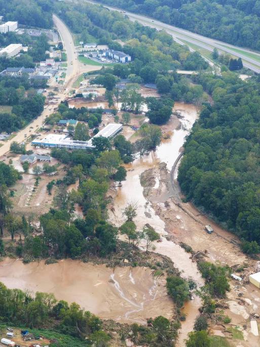 Luftaufnahme eines überfluteten Flusses im Westen von North Carolina.