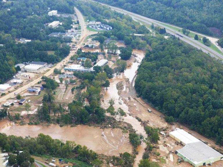 Luftaufnahme eines überfluteten Flusses im Westen von North Carolina.