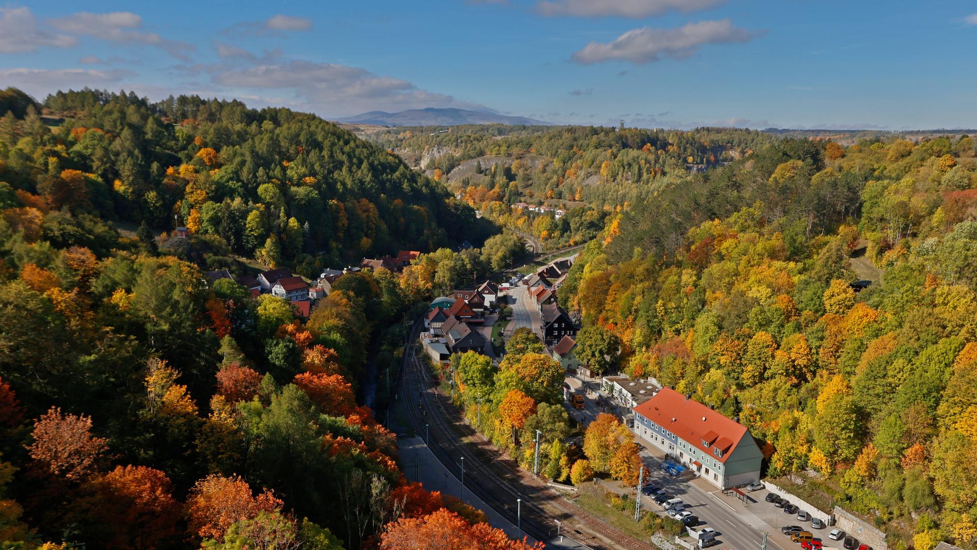 Herbstlich gefärbte Bäume bilden die Kulisse für den Harzort Rübeland. 
