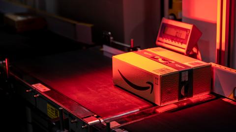Ein Paket wird in einem Amazon-Lager am 18. November 2021 in Brieselang, Deutschland, gescannt.