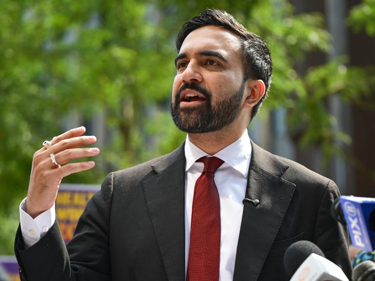 Der Bürgermeisterkandidat für New York, Zohran Mamdani, spricht an einem sonnigen Tag mit erhobener Hand  Der Bürgermeisterkandidat für New York, Zohran Mamdani, spricht an einem sonnigen Tag mit erhobener Hand