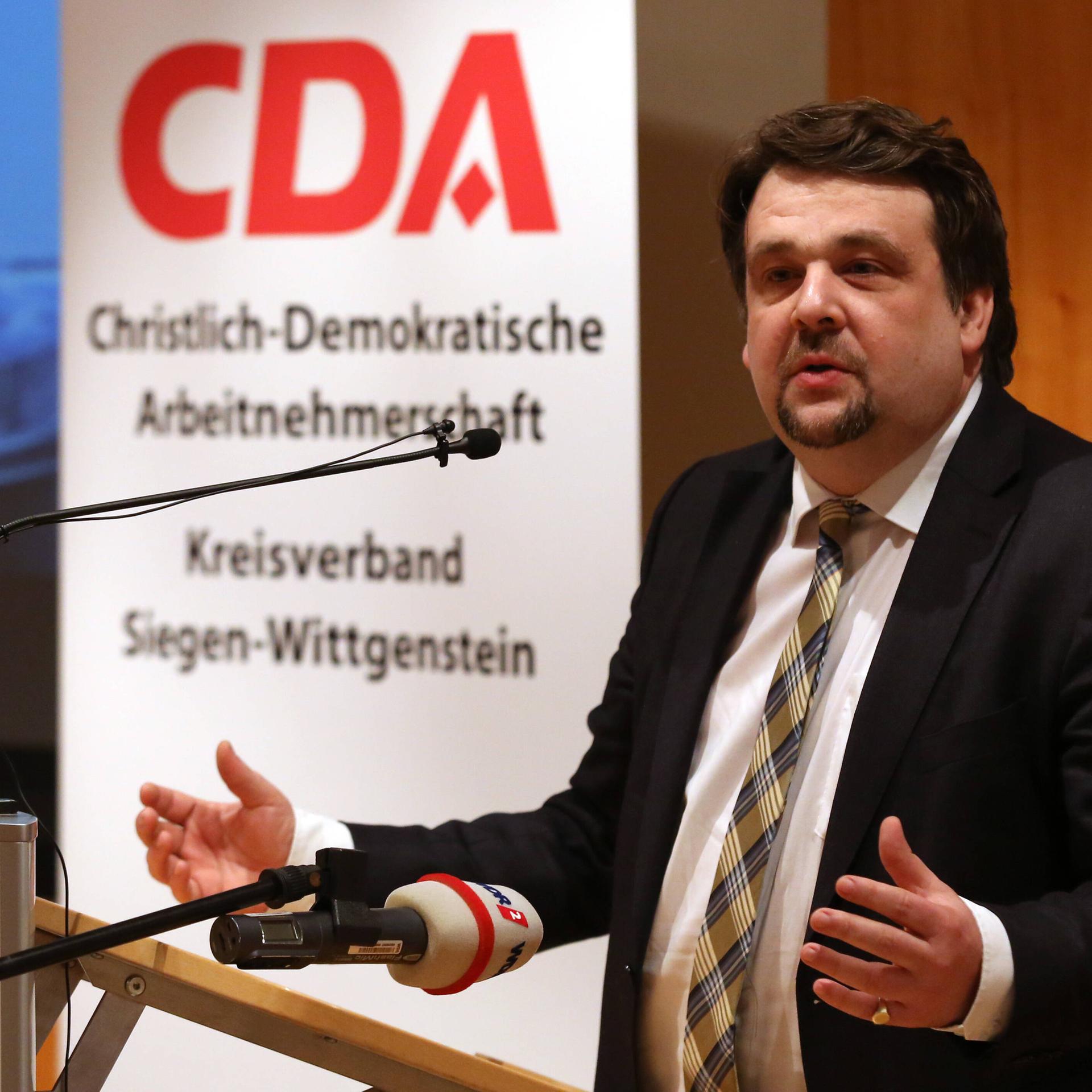 Dennis Radtke am Rednerpult. Im Hintergrund hängt der Schriftzug: "CDA - Christlich-demokratische Arbeitnehmerschaft - Kreisverband Siegen-Wittgenstein"