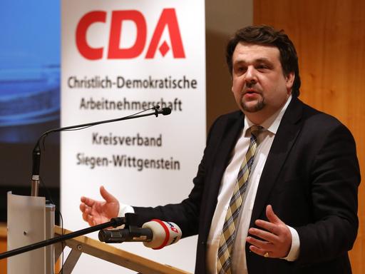 Dennis Radtke am Rednerpult. Im Hintergrund hängt der Schriftzug: "CDA - Christlich-demokratische Arbeitnehmerschaft - Kreisverband Siegen-Wittgenstein"