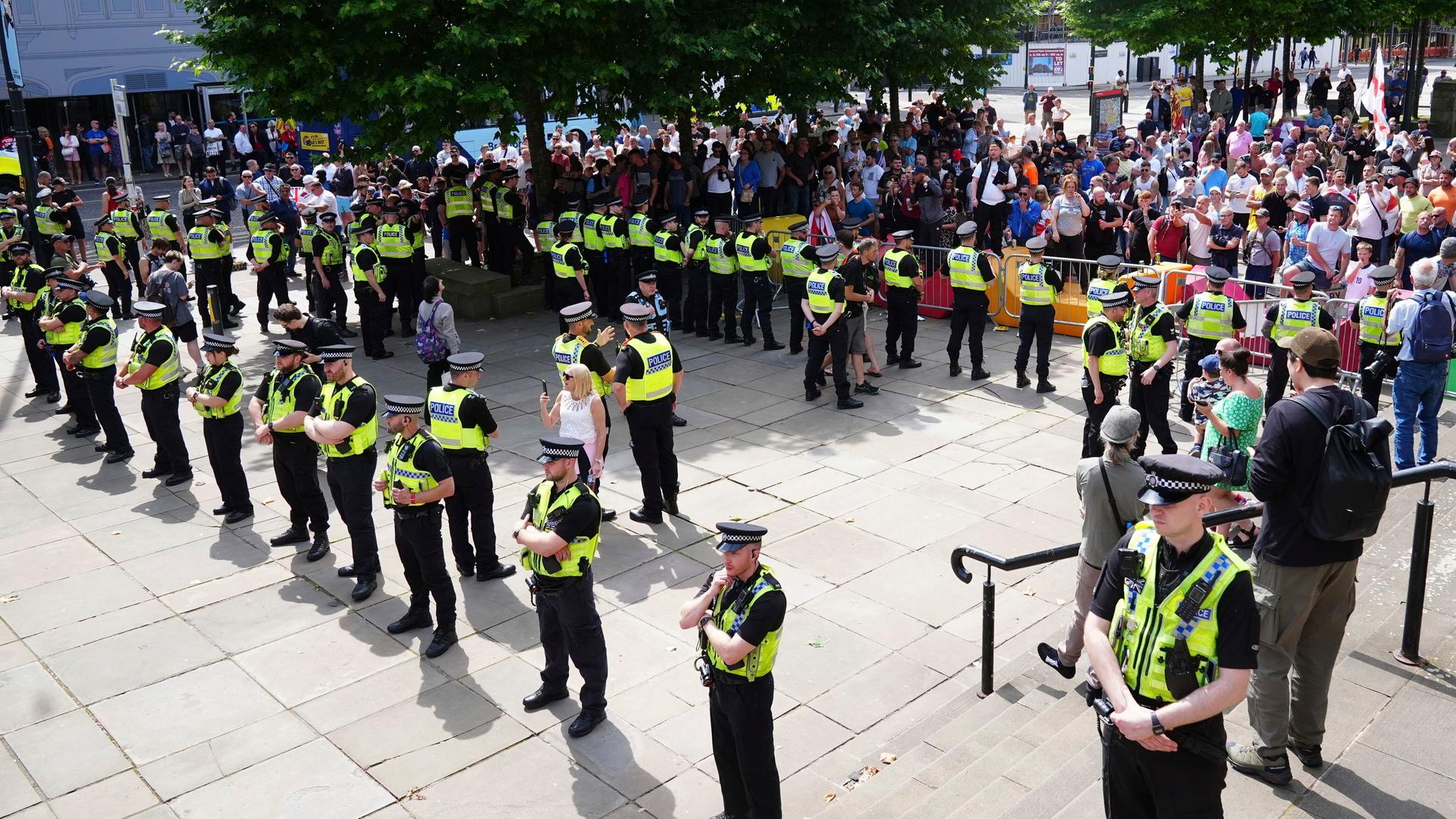 Das Foto zeigt ein großes Polizeiaufgebot in Leeds am Rathaus der Stadt.