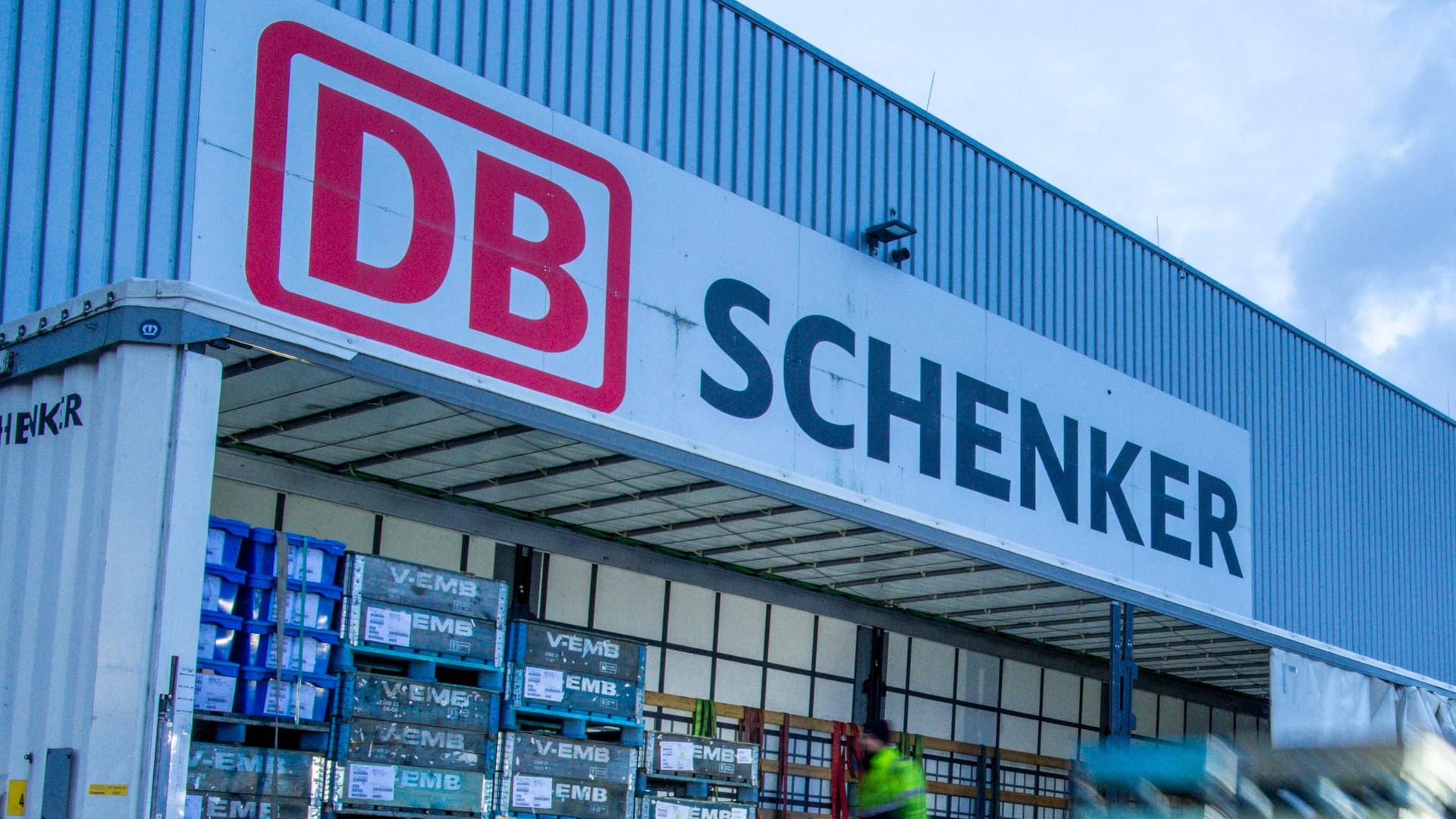 Mecklenburg-Vorpommern, Rostock: Paletten und Transportgut wird von Trailern des Logistikunternehmens DB Schenker auf dem Gelände des Logistikzentrums im Seehafen entladen. 