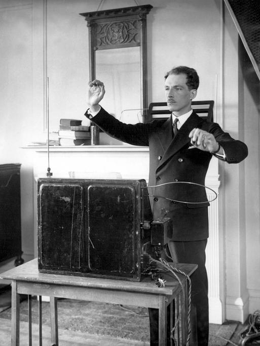 Auf einem Foto vom 12.04.1928 steht Prof. Leon Theremin vor seinem Instrument und spielt. Dabei ähnelt seine Haltung die eines Dirigenten. 
