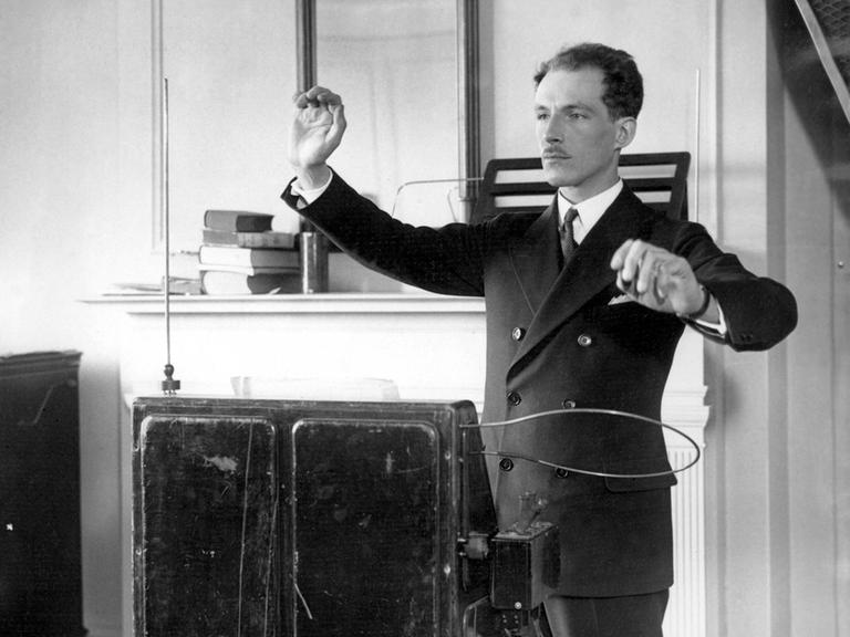 Auf einem Foto vom 12.04.1928 steht Prof. Leon Theremin vor seinem Instrument und spielt. Dabei ähnelt seine Haltung die eines Dirigenten. 