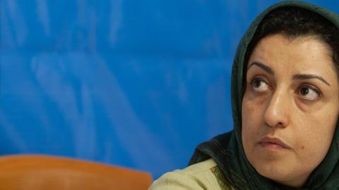 Narges Mohammadi lächelt in die Kamera