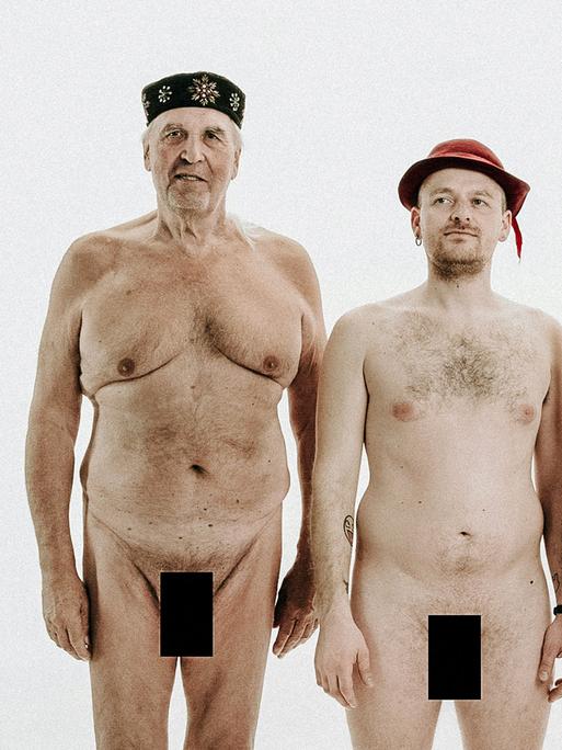 Vier nackte Männer stehen nebeneinander, über ihrem Penis ist ein schwarzer Balken zu sehen.