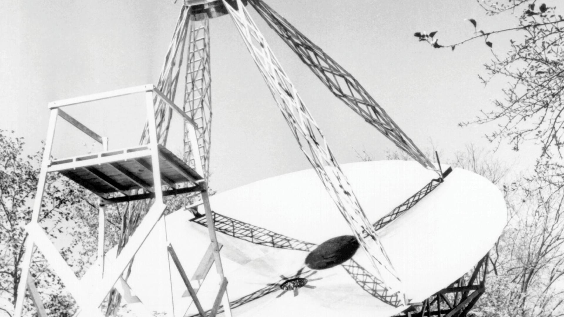 Grote Rebers erstes Radioteleskop, im Garten seines Elternhauses in Wheaton, Illinois, im Jahr 1937 