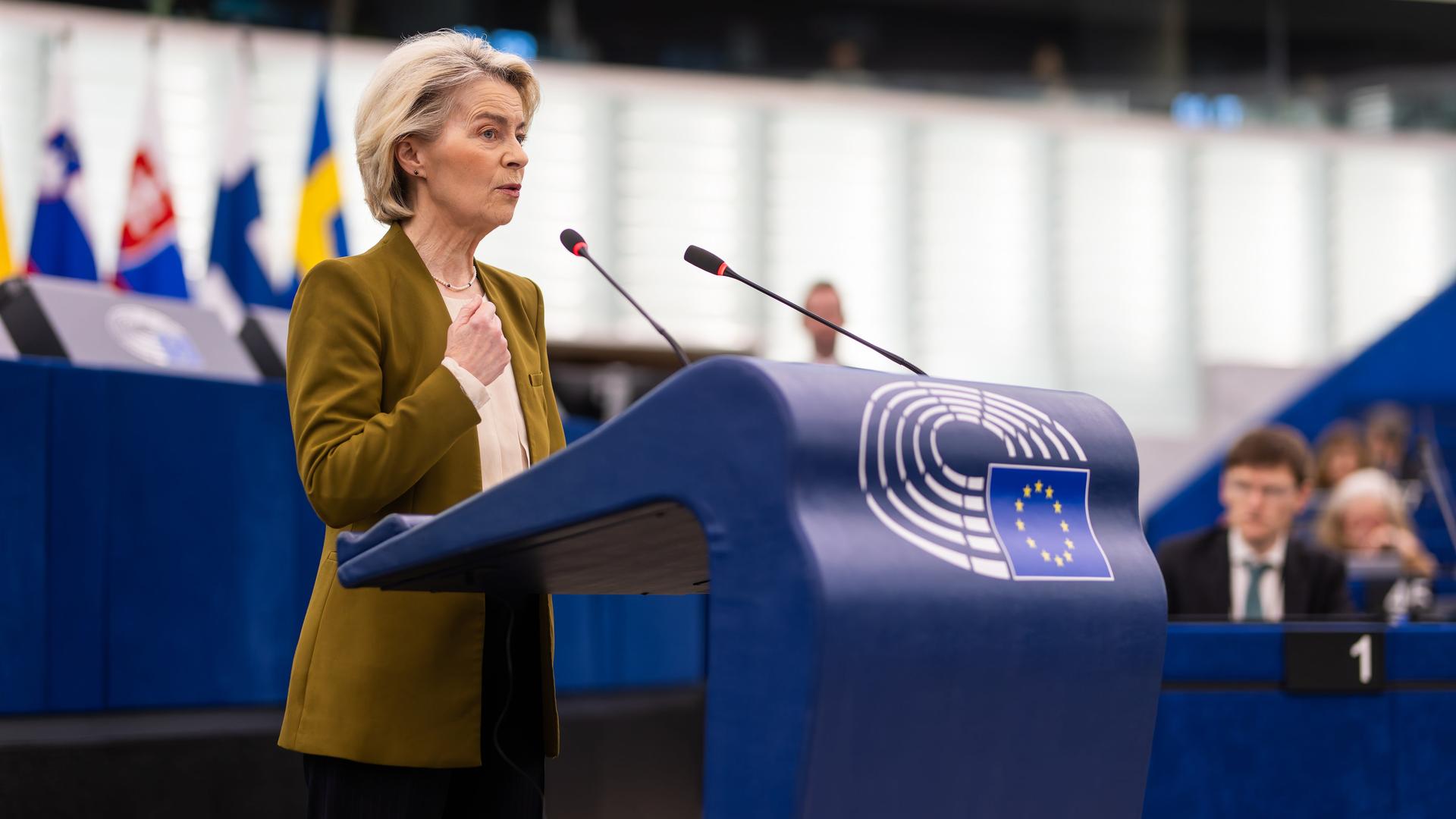 Straßburg: Ursula von der Leyen (CDU), Präsidentin der Europäischen Kommission, spricht im Gebäude des Europäischen Parlaments.