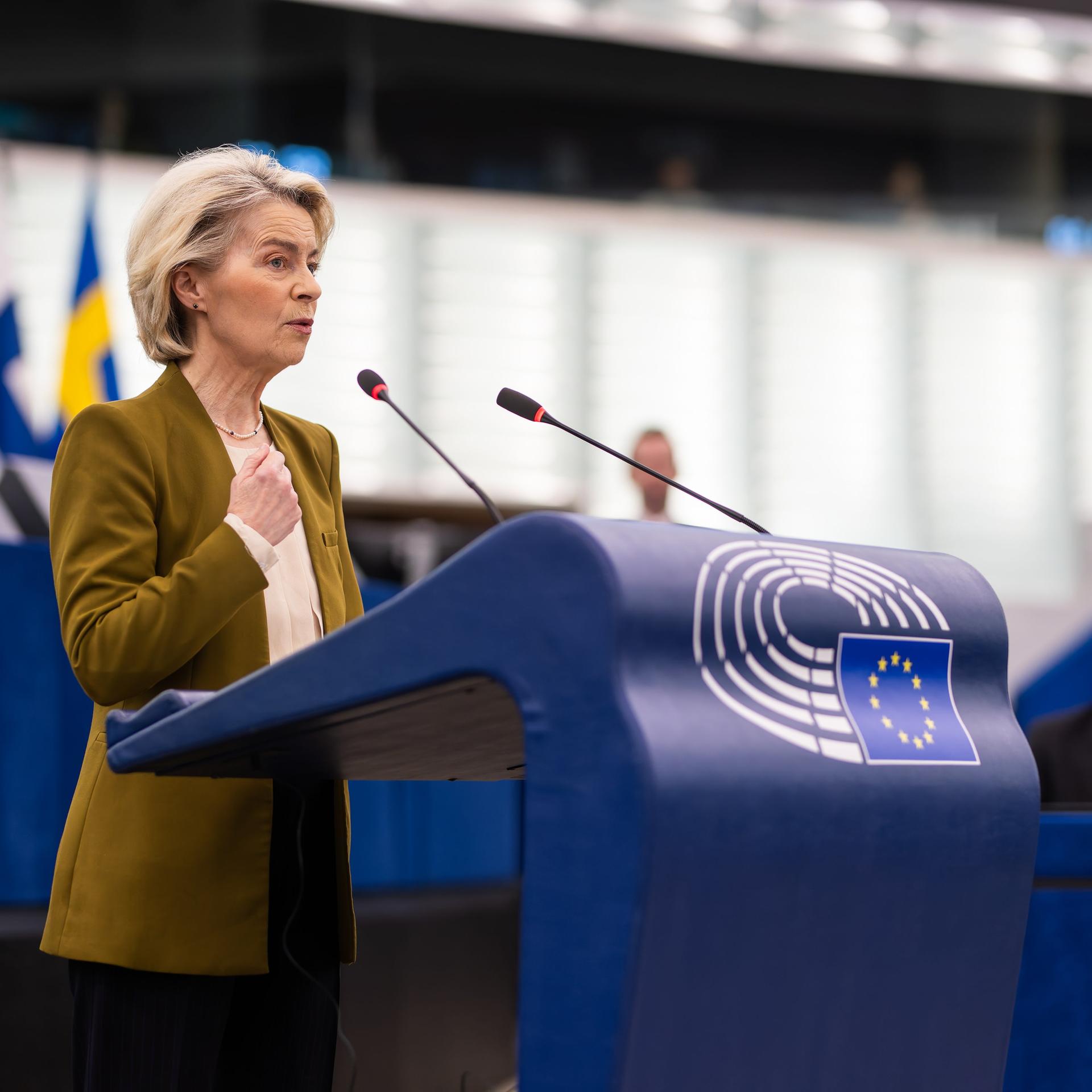 Straßburg: Ursula von der Leyen (CDU), Präsidentin der Europäischen Kommission, spricht im Gebäude des Europäischen Parlaments.