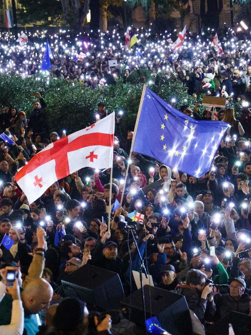 Tausende Menschen protestieren am 28.10.2024 gegen das offizielle Ergebnis der Parlamentswahl vom 26.10.2024.