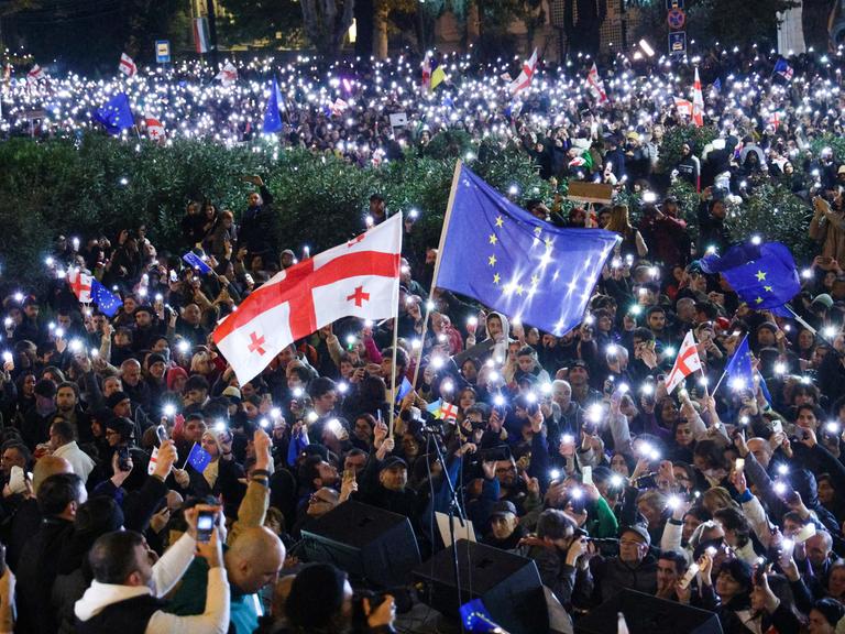 Tausende Menschen protestieren am 28.10.2024 gegen das offizielle Ergebnis der Parlamentswahl vom 26.10.2024.