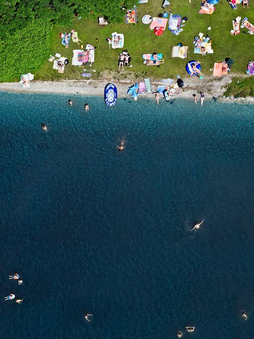 Ein Strandbereich am Starnberger See mit Badegästen im Wasser und an Land. Die Aufnahme ist aus der Luft gemacht.