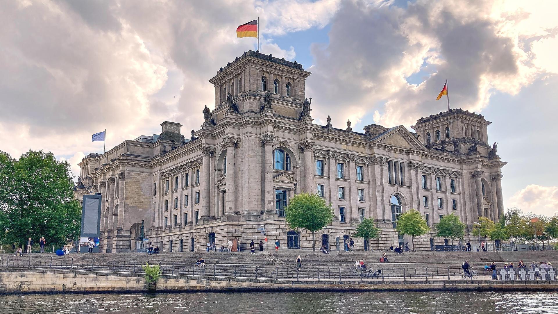 Deutscher Bundestag: Außenansicht vom Wasser aus