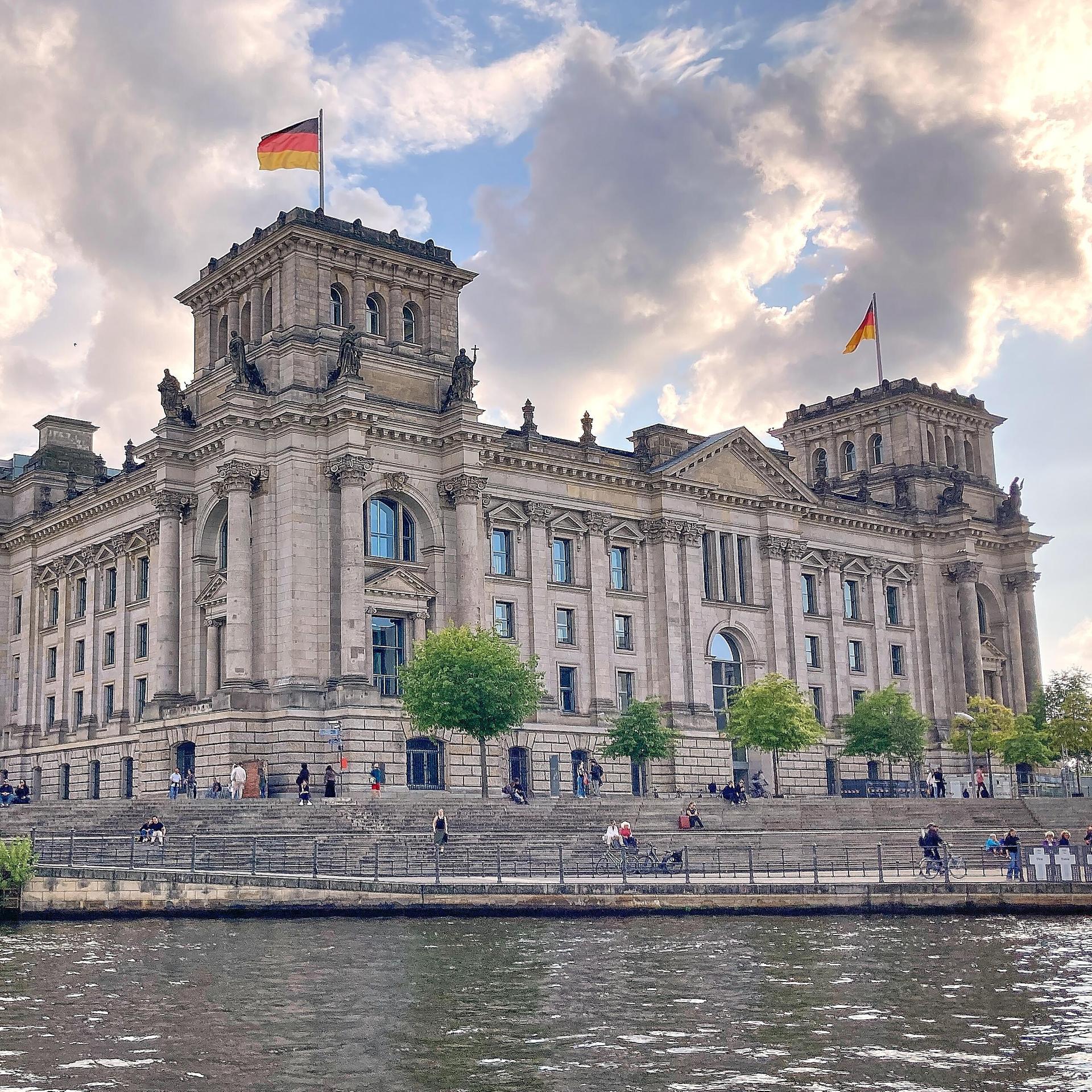 Deutscher Bundestag: Außenansicht vom Wasser aus