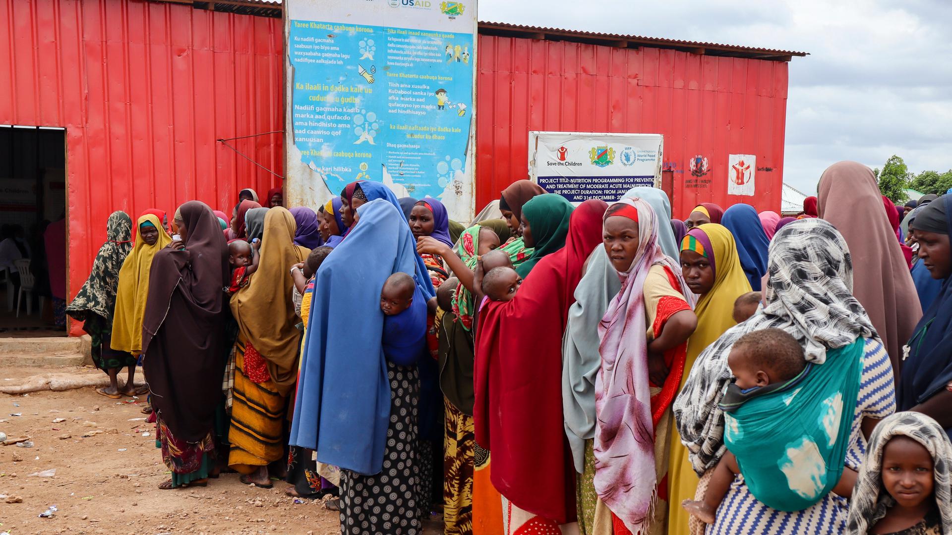 Frauen warten auf die Ausgabe von Nahrungsmitteln an einem Gebäude des Welternährungsprogramms im somalischen Baidoa. 