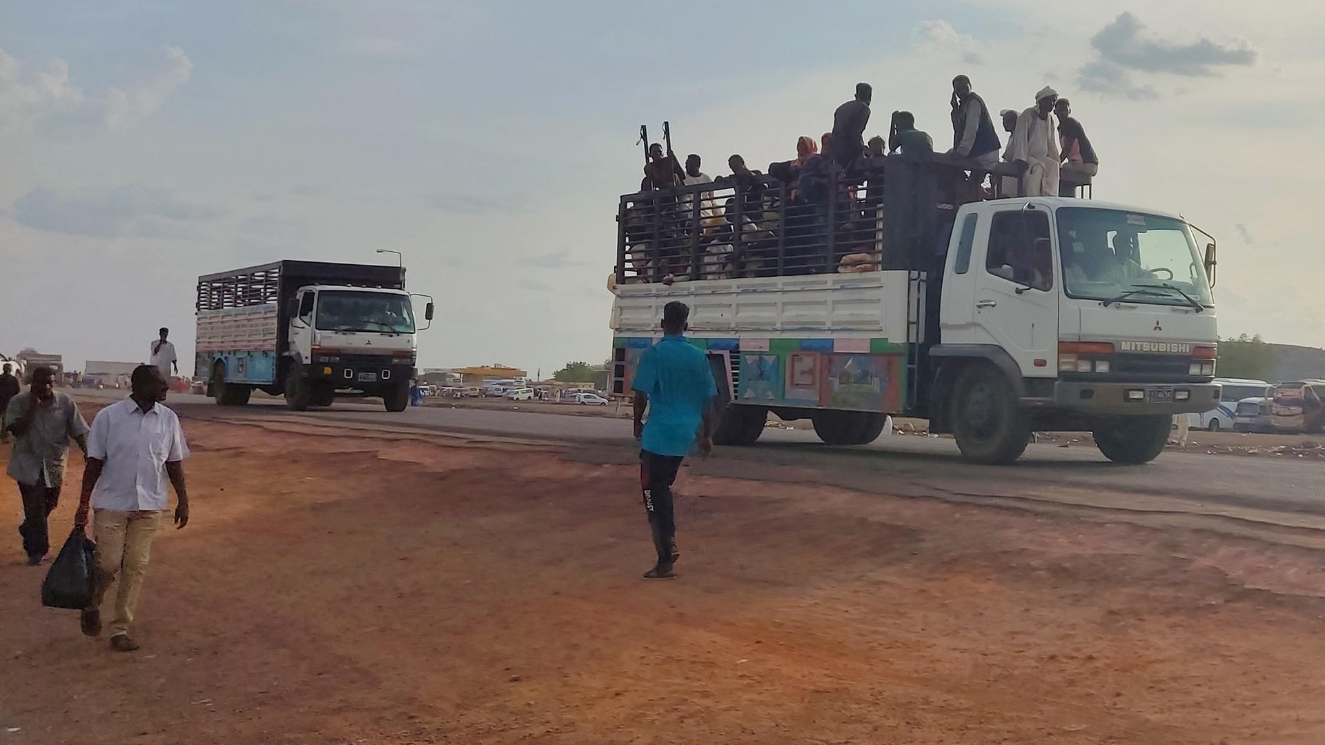 Sudanesische Flüchtlinge auf einem Lastwagen.