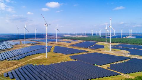 Energiepark Lausitz: Auf einer großen Fläche stehen Windräder und Solaranlagen.