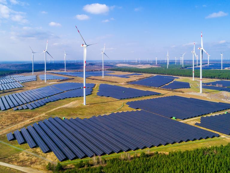 Energiepark Lausitz: Auf einer großen Fläche stehen Windräder und Solaranlagen.